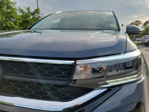 Certified 2022 Volkswagen Taos SE w/ Panoramic Sunroof Package AWD/4WD image 30