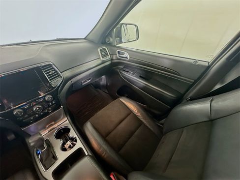 Used 2019 Jeep Grand Cherokee Altitude image 11