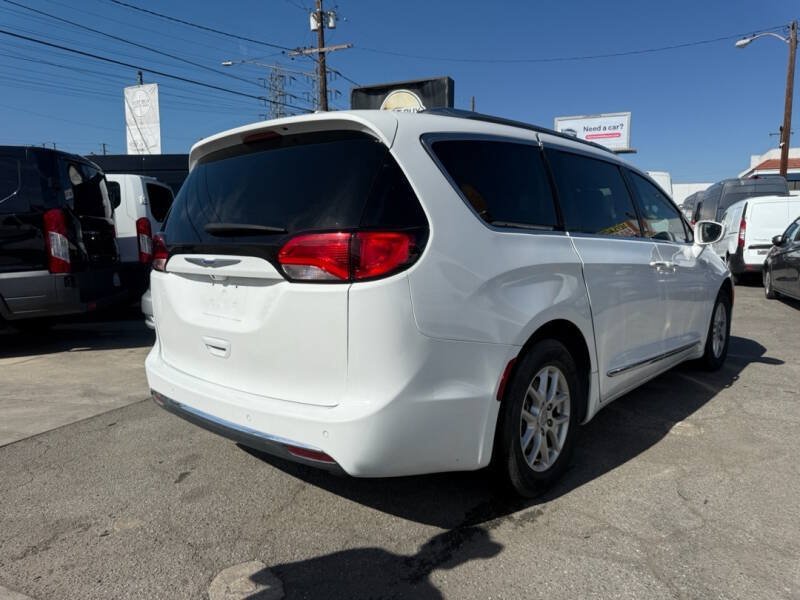 Used 2020 Chrysler Pacifica Touring-L FWD image 6