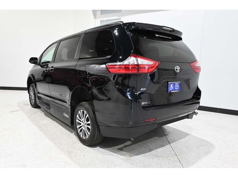Used 2019 Toyota Sienna XLE FWD image 8