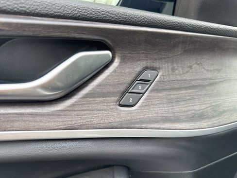 Used 2021 Jeep Grand Cherokee L Limited w/ Luxury Tech Group II image 16