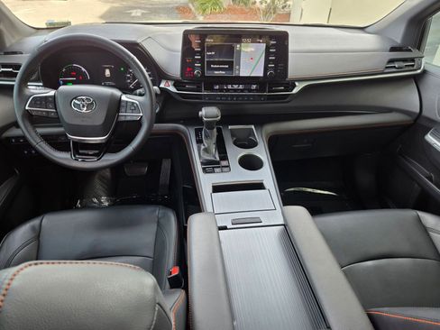 Used 2022 Toyota Sienna XSE image 17