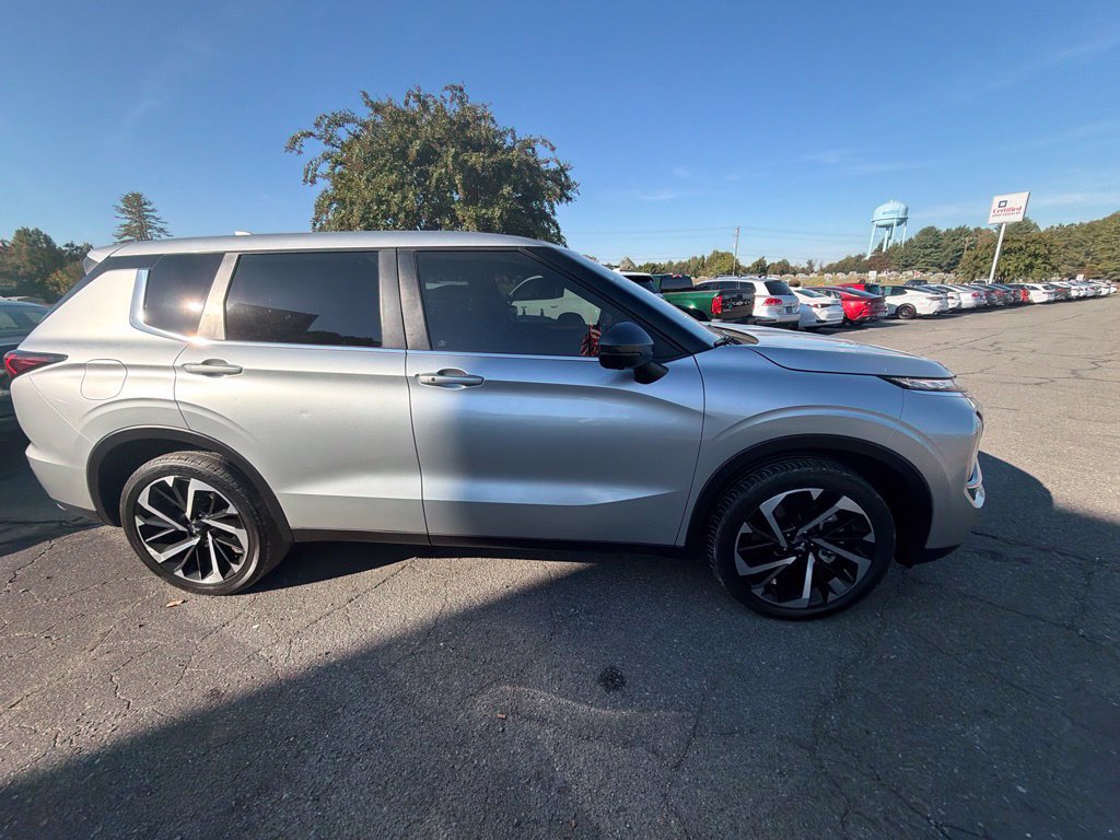Used 2022 Mitsubishi Outlander SE AWD/4WD image 1