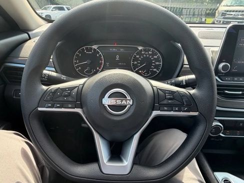 Used 2025 Nissan Altima 2.5 SV FWD image 33