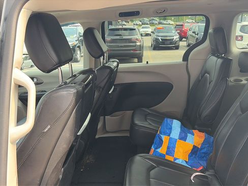 Used 2023 Chrysler Pacifica Touring-L w/ Uconnect Theater Family Group AWD/4WD image 6