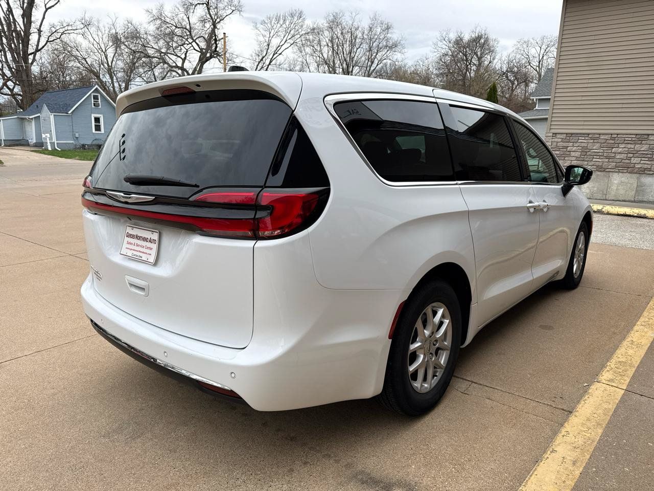 Used 2025 Chrysler Pacifica Select FWD image 4
