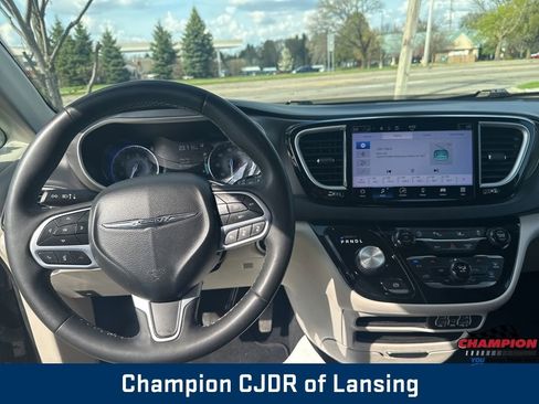 Used 2023 Chrysler Pacifica Touring-L FWD image 21