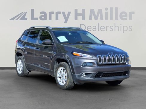 Used 2017 Jeep Cherokee Latitude AWD/4WD image 3