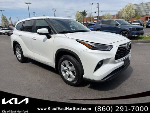Used 2024 Toyota Highlander LE AWD/4WD image 4