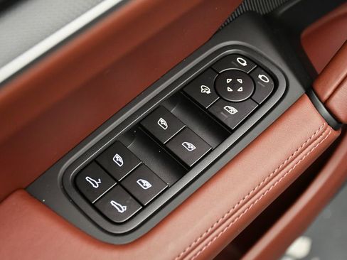 Certified 2025 Porsche Cayenne image 40