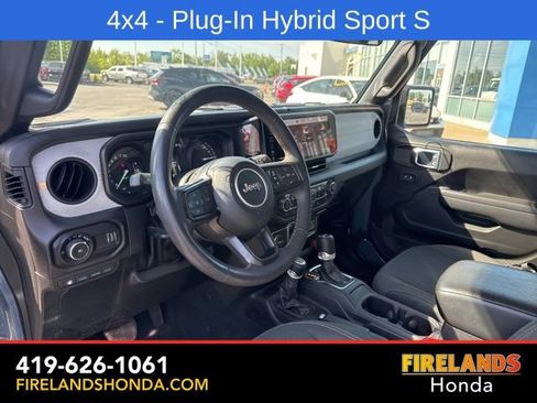 Used 2024 Jeep Wrangler Unlimited w/ Convenience Group AWD/4WD image 18
