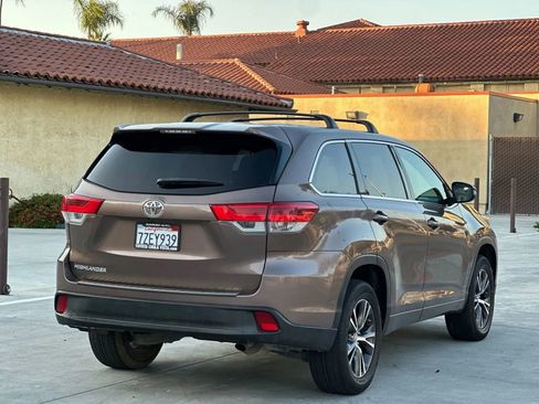 Used 2017 Toyota Highlander LE image 6