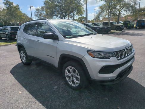 Used 2025 Jeep Compass Latitude image 2