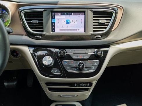 Used 2023 Chrysler Voyager LX image 41