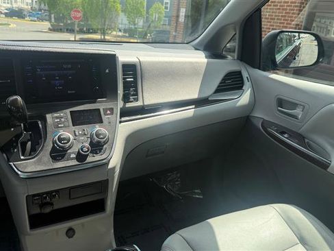 Used 2017 Toyota Sienna XLE image 29
