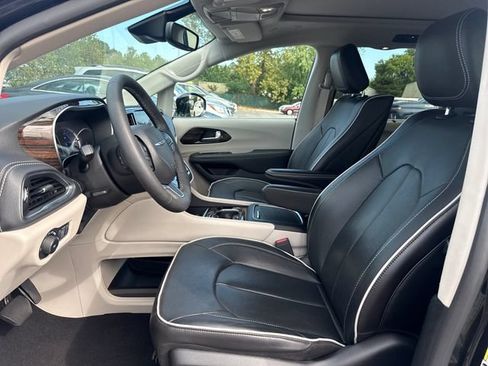 Used 2023 Chrysler Pacifica Limited w/ Uconnect Theater Family Group FWD image 9