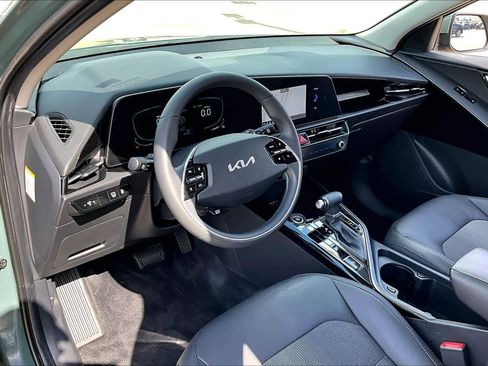 Used 2023 Kia Niro EX image 18