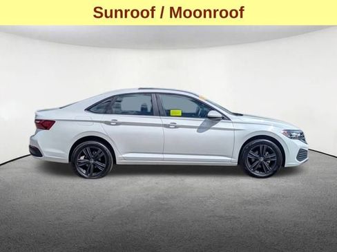 Used 2024 Volkswagen Jetta SE w/ Panoramic Sunroof Package image 4