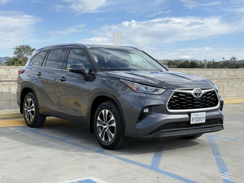 Used 2020 Toyota Highlander XLE image 2