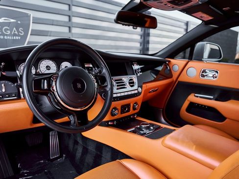 Used 2019 Rolls-Royce Wraith image 2