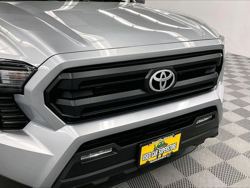 Used 2025 Toyota Tacoma SR5 AWD/4WD image 32