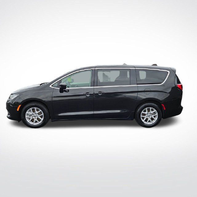 Used 2022 Chrysler Voyager LX FWD image 2