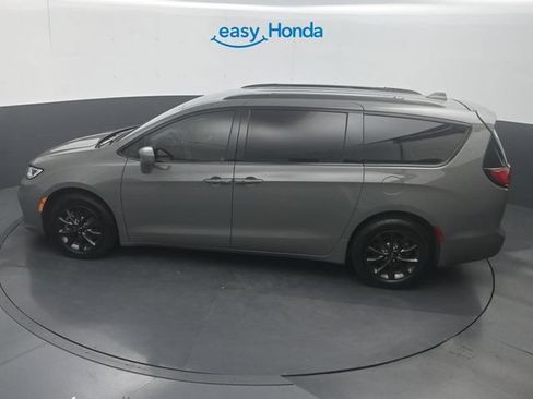 Used 2021 Chrysler Pacifica Touring-L w/ Uconnect Theater Family Group FWD image 22