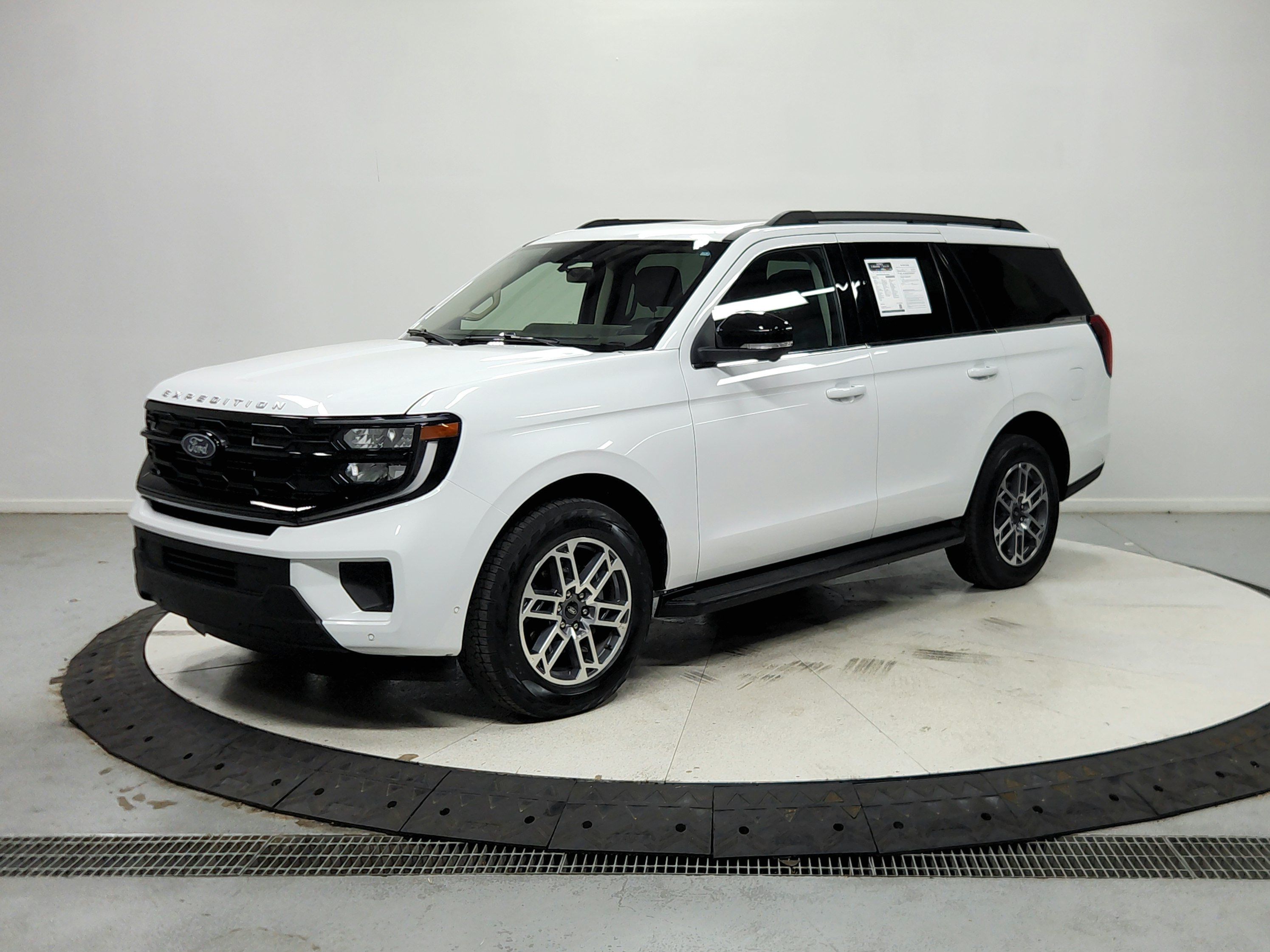 Used 2025 Ford Expedition Active AWD/4WD image 4