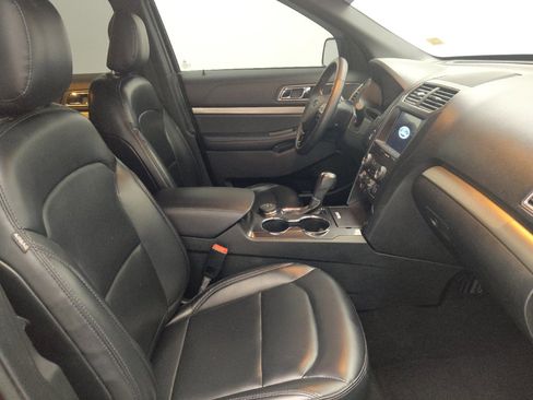 Used 2019 Ford Explorer XLT w/ Equipment Group 202A AWD/4WD image 21