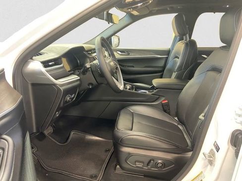 New 2025 Jeep Grand Cherokee Limited w/ Luxury Tech Group II image 9