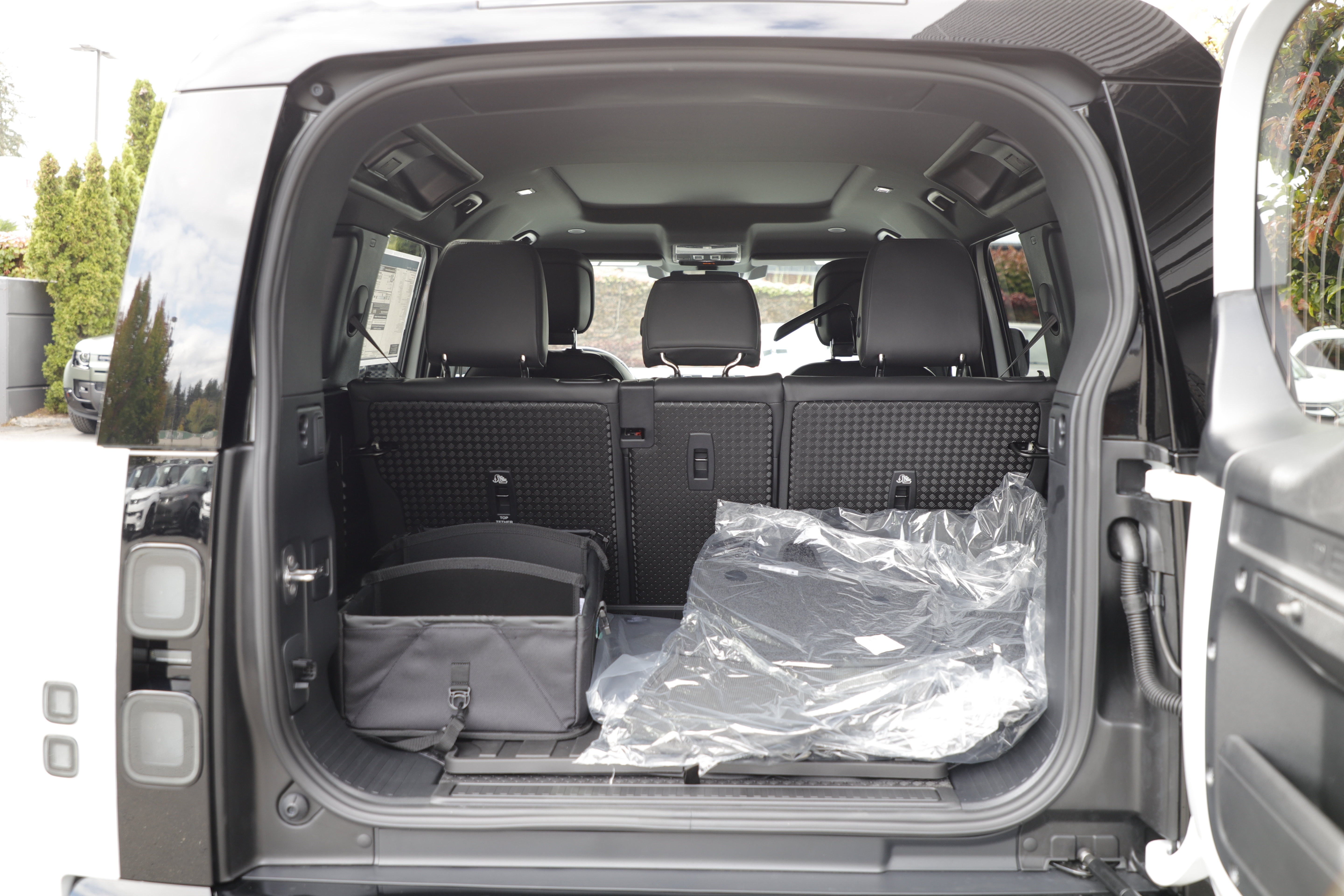 New 2026 Land Rover Defender 110 X-Dynamic SE AWD/4WD image 14