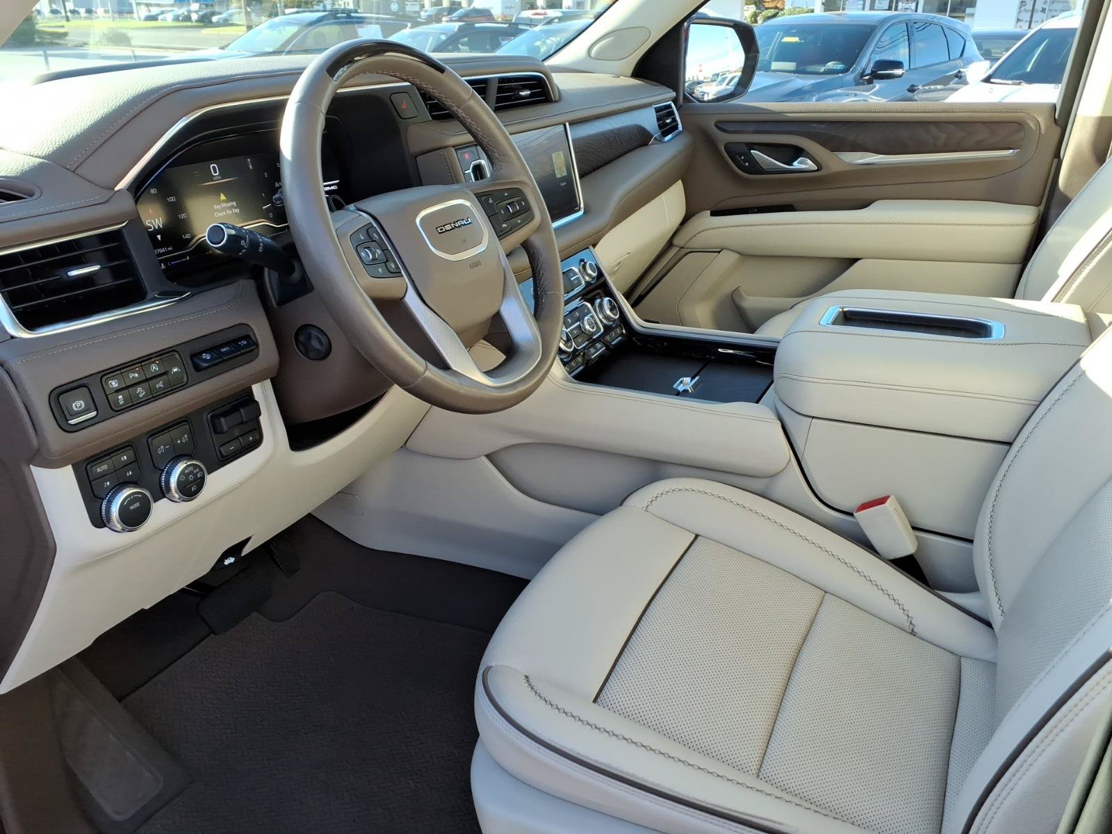 Certified 2023 GMC Yukon Denali w/ Advanced Technology Package AWD/4WD image 11