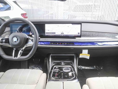 Used 2025 BMW 760i xDrive w/ Luxury Rear Seating Package image 9