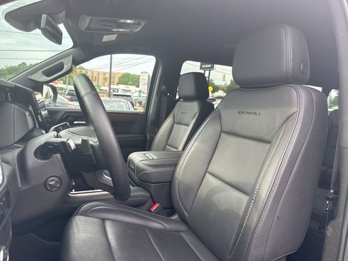 Used 2025 GMC Yukon XL Denali AWD/4WD image 14