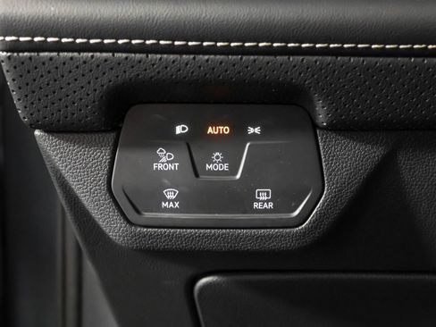 Used 2024 Volkswagen Atlas Cross Sport SE FWD image 24