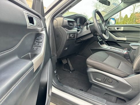 Used 2023 Ford Explorer XLT image 7
