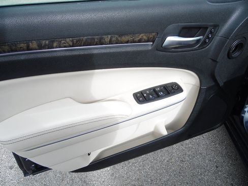 Used 2019 Chrysler 300 Limited image 8