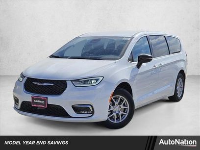 New 2025 Chrysler Pacifica Select