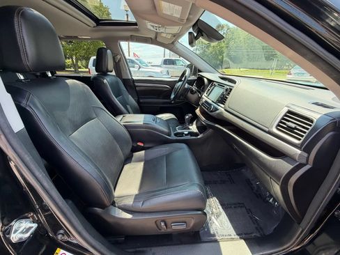 Used 2017 Toyota Highlander Limited AWD/4WD image 3