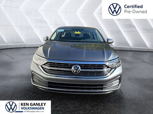 Used 2023 Volkswagen Jetta SE FWD image 2