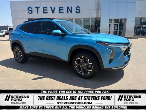 Used 2025 Chevrolet Trax LT FWD image 3