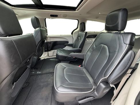 Used 2024 Chrysler Pacifica Limited FWD image 14