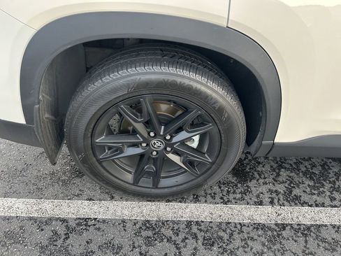 Used 2024 Toyota Grand Highlander AWD image 13