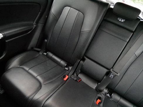 Used 2021 Mercedes-Benz GLB 250 4MATIC image 12