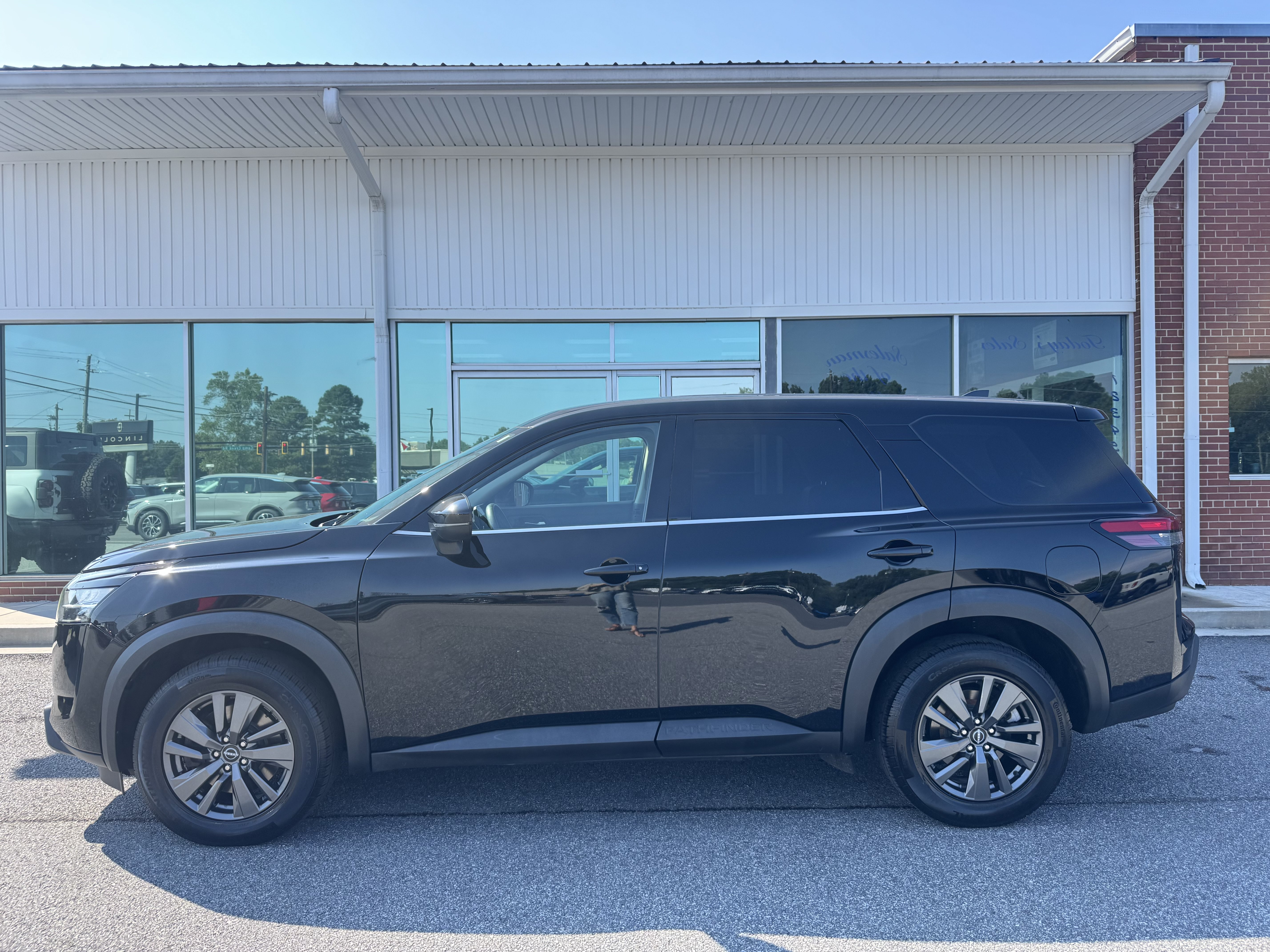 Used 2022 Nissan Pathfinder S AWD/4WD image 1