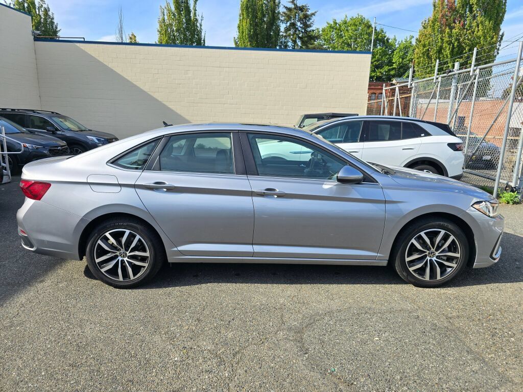Used 2025 Volkswagen Jetta SE FWD image 8