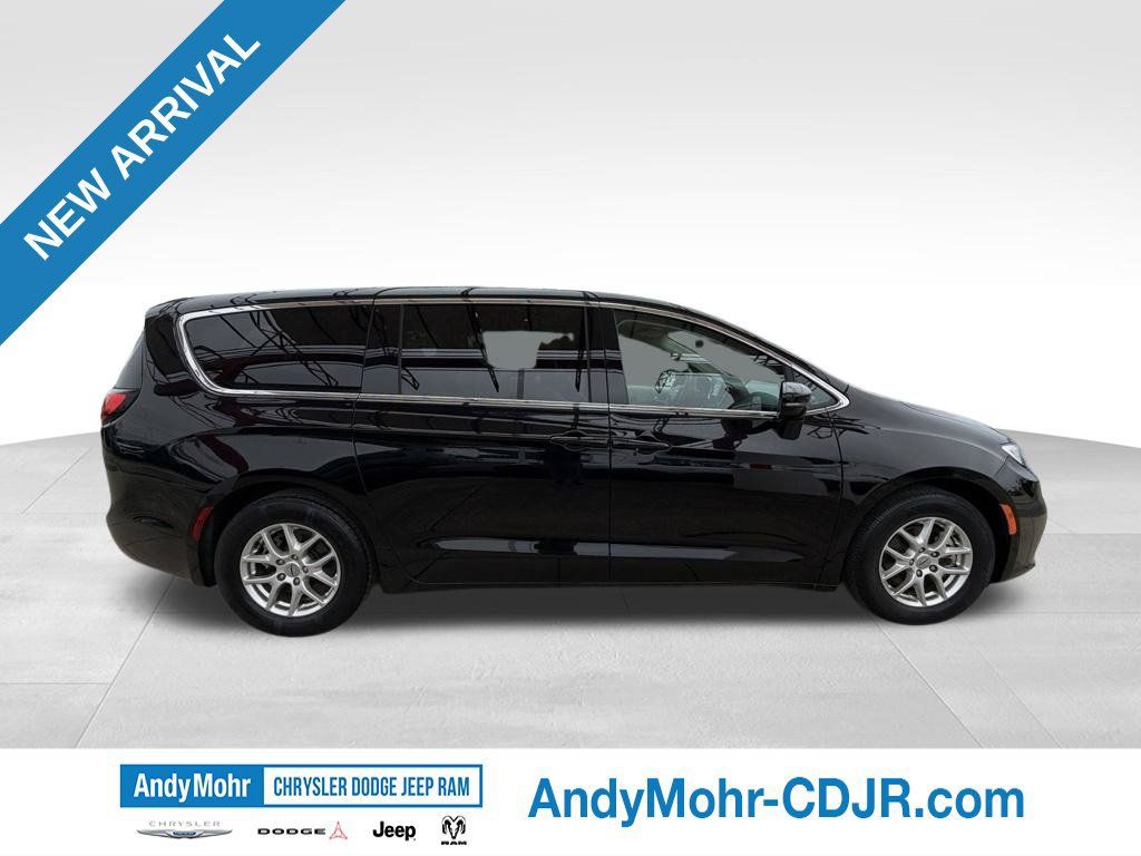 Used 2024 Chrysler Pacifica Touring-L FWD image 8