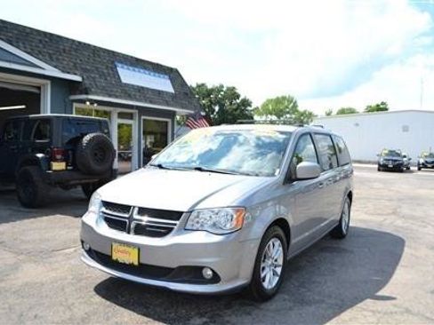 Used 2019 Dodge Grand Caravan SXT FWD image 2