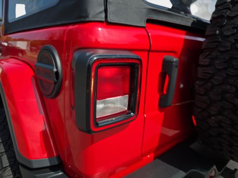Used 2021 Jeep Wrangler Unlimited Sahara AWD/4WD image 30