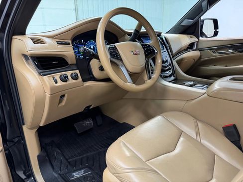 Used 2020 Cadillac Escalade Platinum image 12